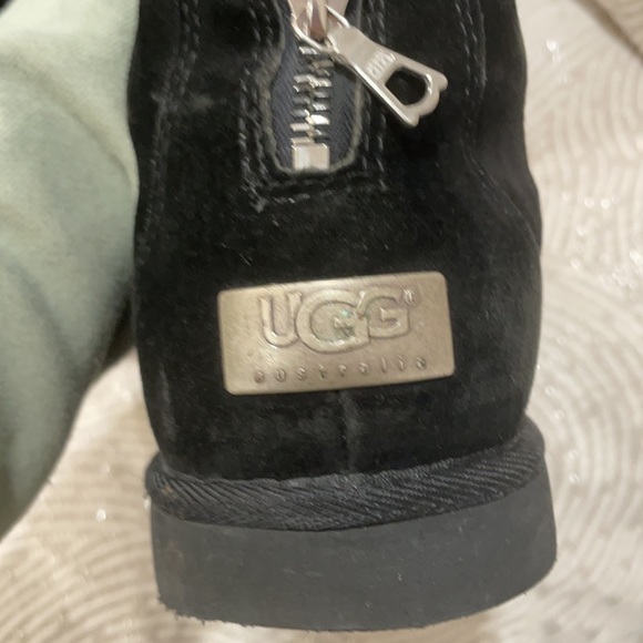 Original black Uggs with metal tag and metal zipper - Picture 7 of 8